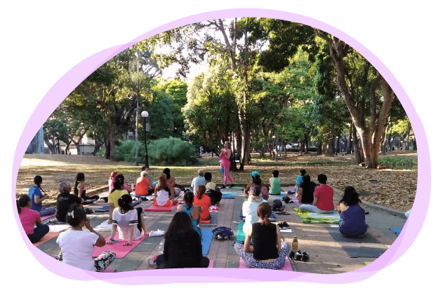 yogaiskra dando clases de ashtanga yoga en la plaza